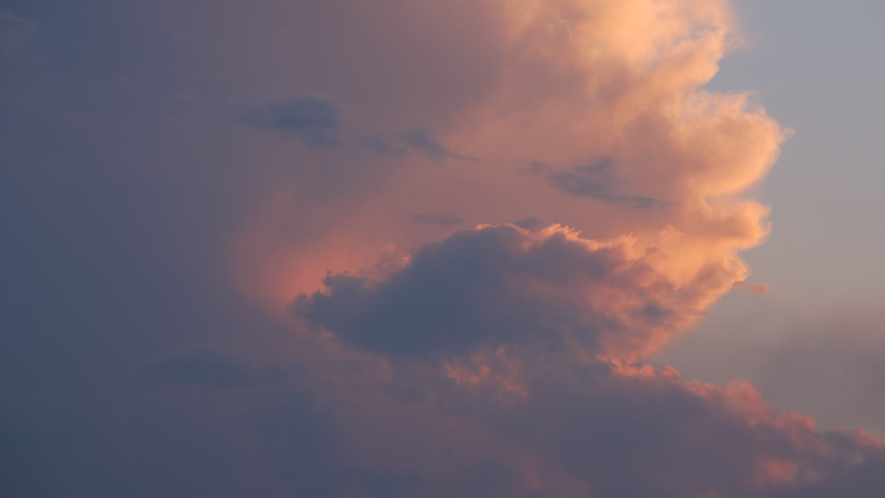 hermosos cielos cálidos nubes de puesta de sol en la noche