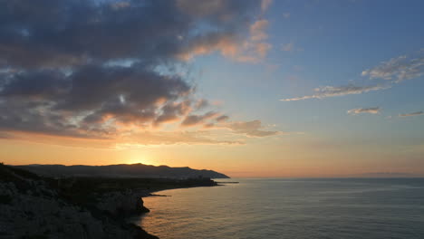 el lapso de tiempo captura el mágico amanecer dorado cerca de la ciudad costera del océano durante la mañana temprano