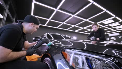 detallado profesional de automóviles utilizando maquinaria y pulidores para la restauración de pintura.