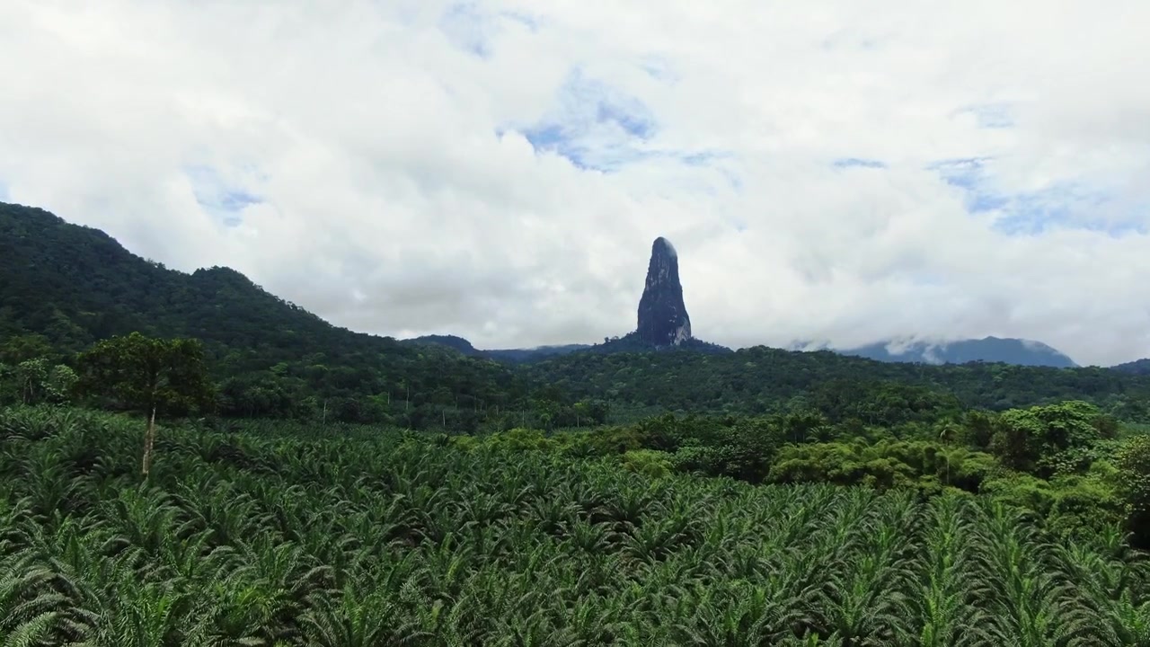 Uma bela filmagem de drone voltada para a frente em direção ao Pico Cão Grande na ilha paradisíaca de São Tomé e Príncipe