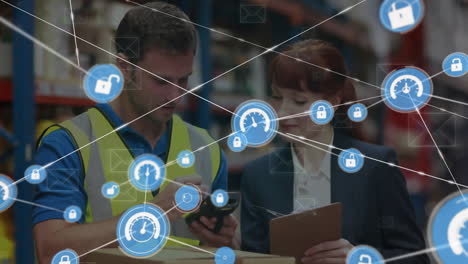 animación de iconos conectados, sobres sobre diversos compañeros de trabajo discutiendo en el almacén