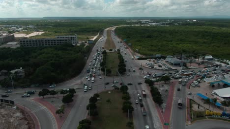 Drohnenflug-In-Punta-Cana-Auf-Der-Autobahn