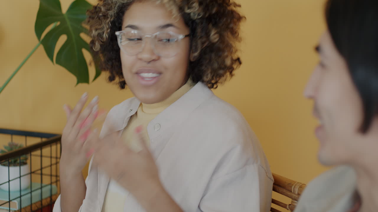 mujeres en conversación