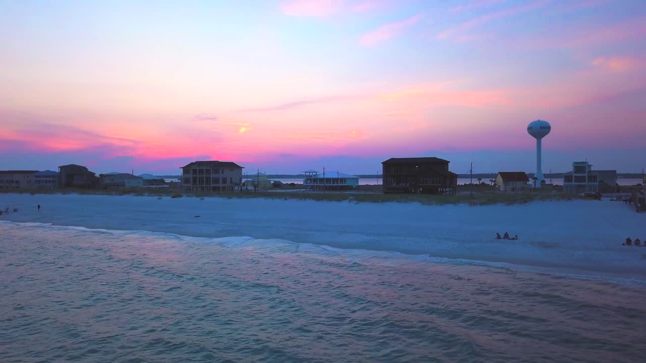 해질녘 해변의 극적인 크레인 샷은 그곳을 여행하고 밤새도록 앉아 있고 싶게 만듭니다.