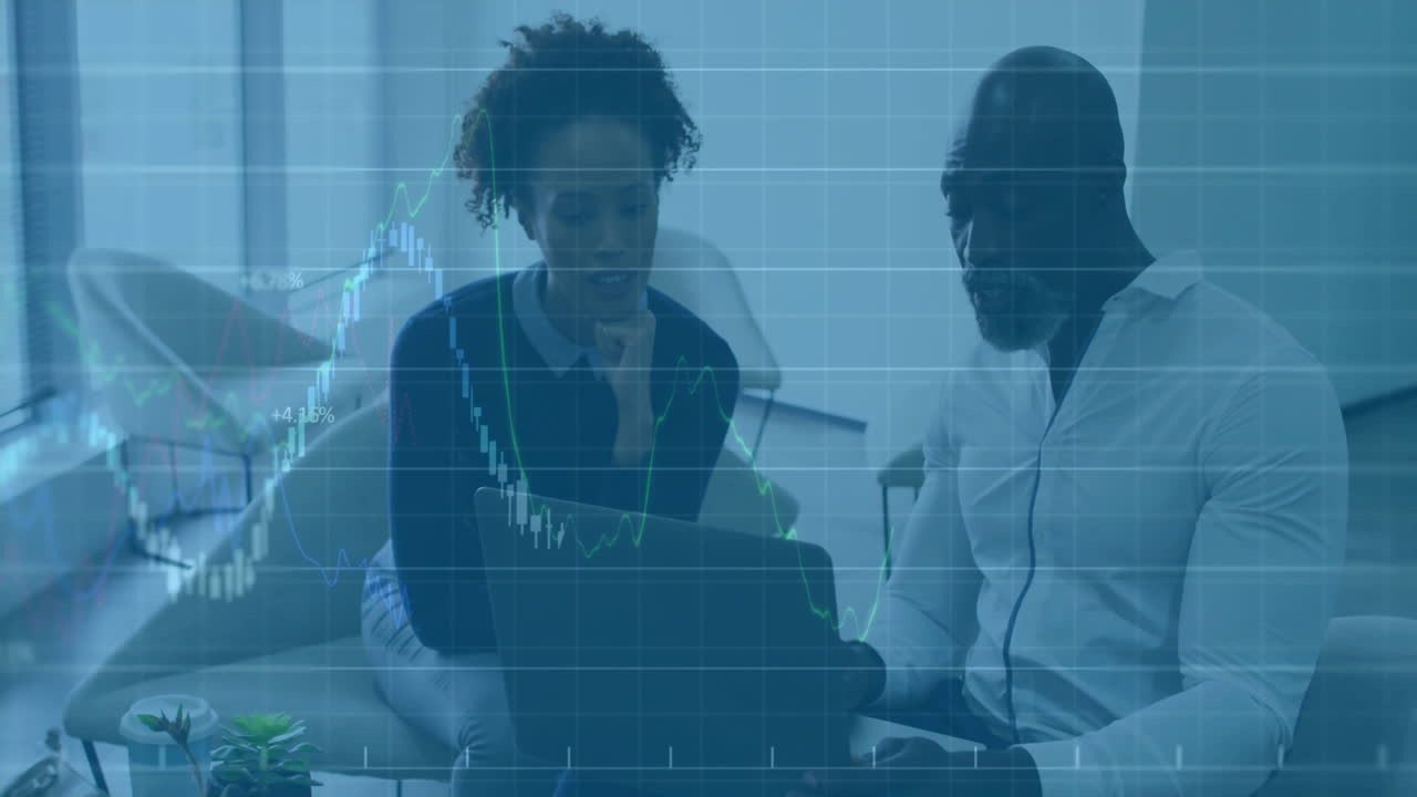Animation du traitement des données financières sur divers hommes d'affaires au bureau