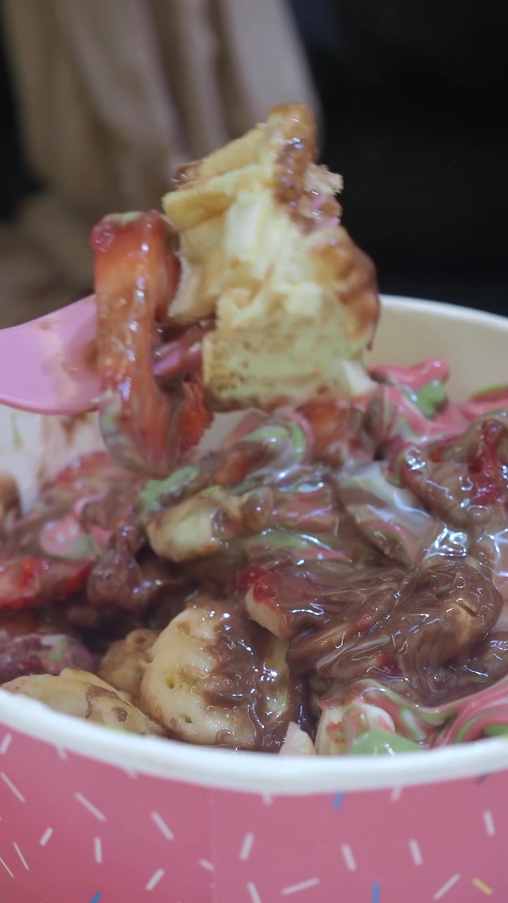Menikmati Gigitan Wafel Lezat dengan Topping Cokelat dan Buah.