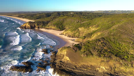 Erstaunliche-Drohnenaufnahme-Der-Gebrochenen-Kopfküste-In-Der-Nähe-Von-Byron-Bay