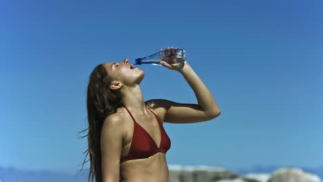 joven refrescante en cámara lenta