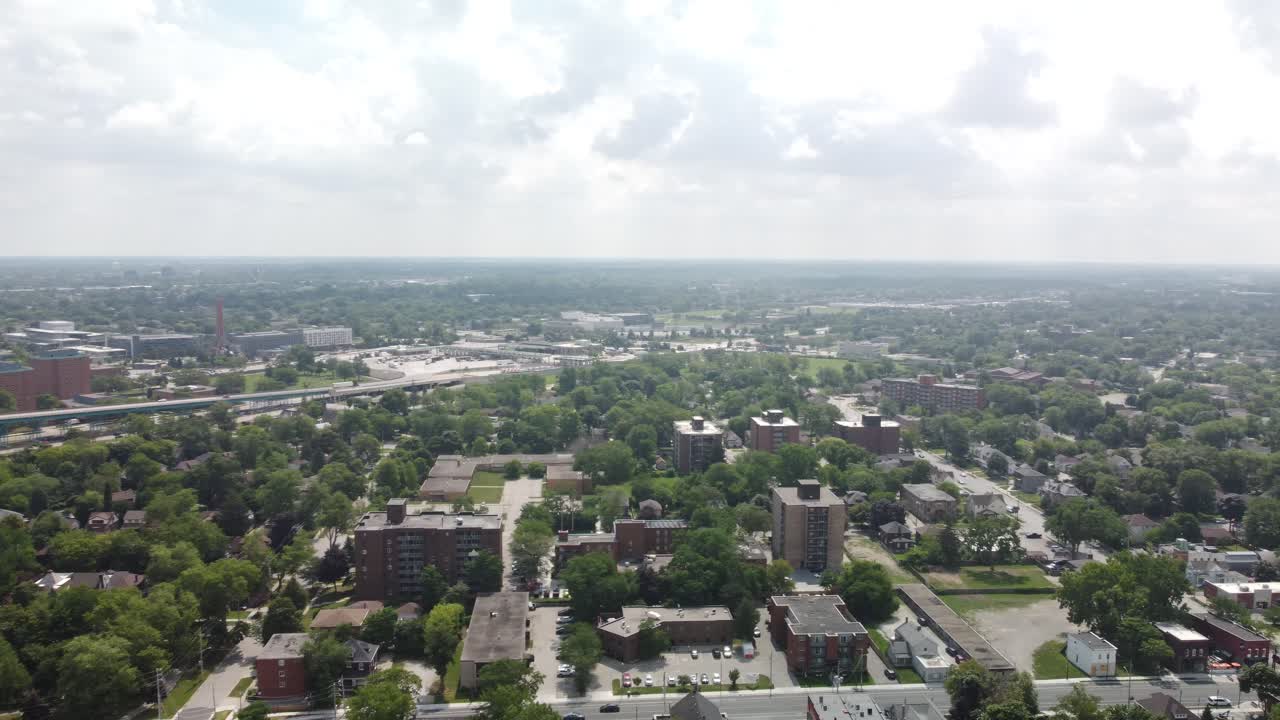 Ripresa aerea 4K con drone di sobborghi residenziali a Windsor, Ontario.