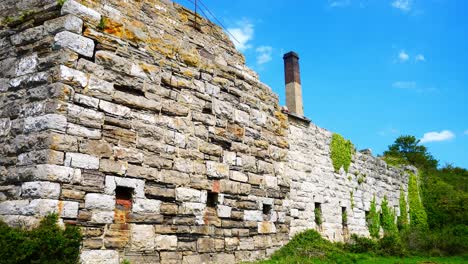 viejos edificios de restauración de molino de piedra emblemáticos abandonados en el campo costero industrial galés empuje lento