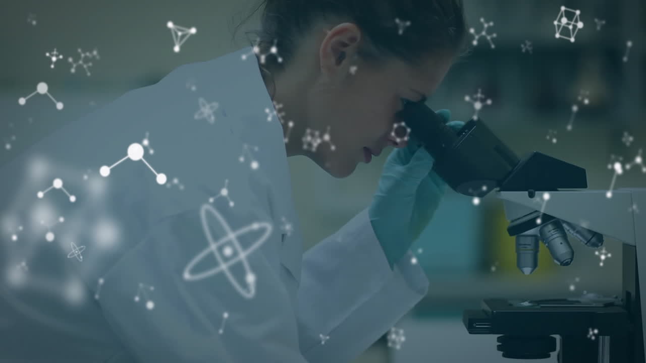 微鏡を使って実験室の背景で分子構造を研究する科学者