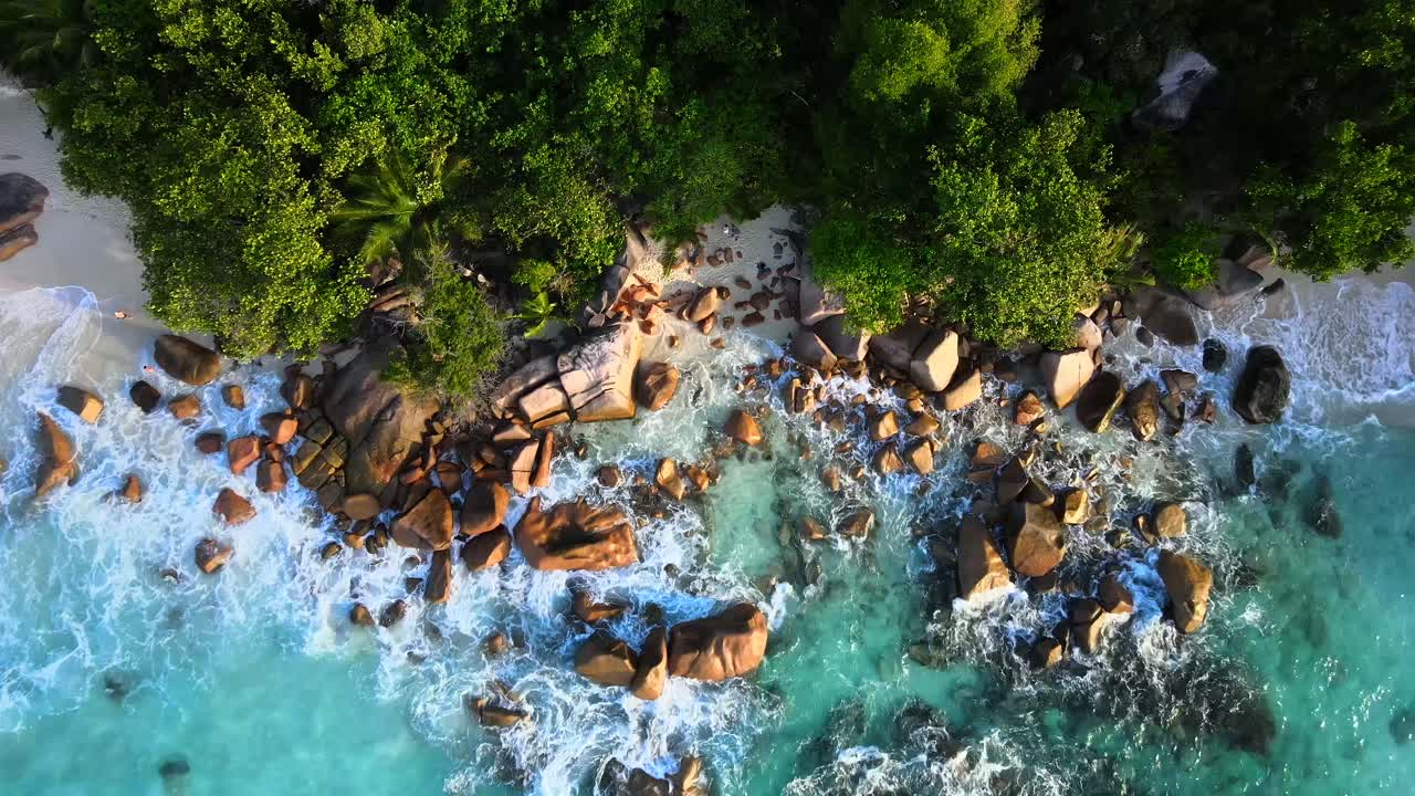 paisajes en las seychelles filmados con un dron desde arriba que muestran el océano, las rocas, las palmeras