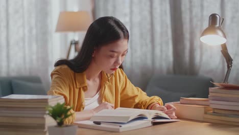 밤 늦게 공부하는 젊은 여성