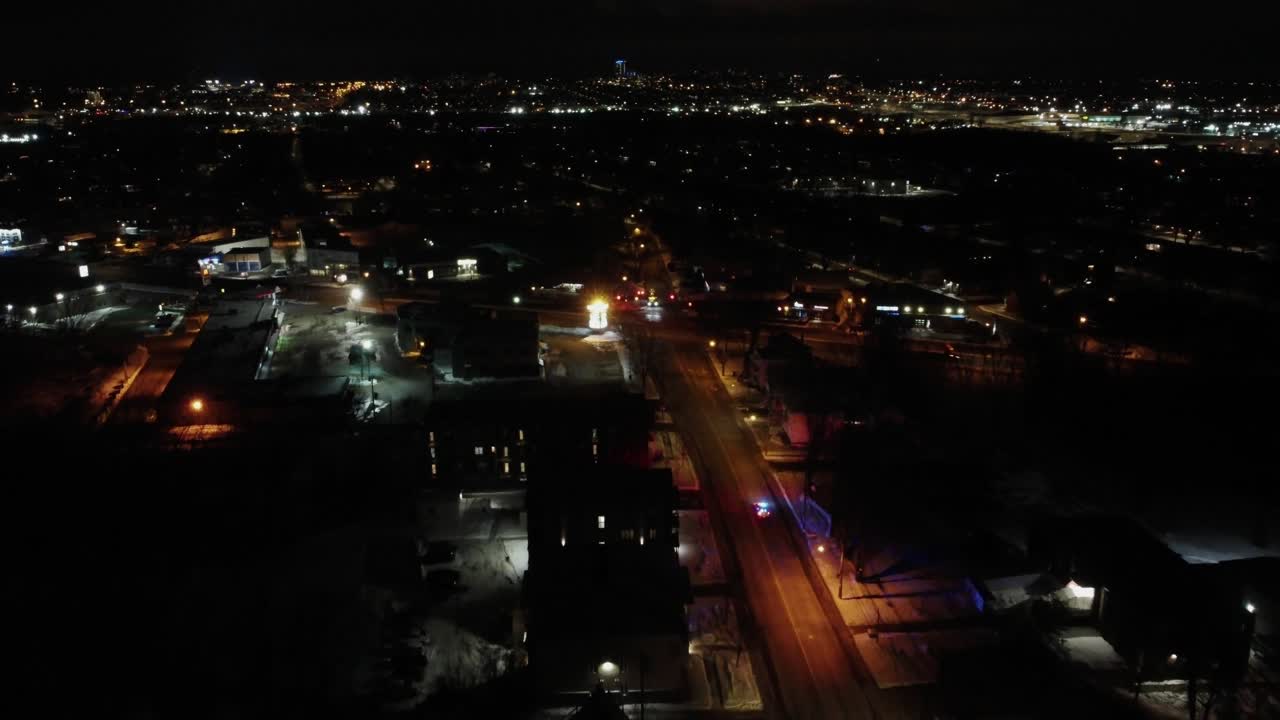 밤에 누군가를 찾고 있는 경찰을 따라가세요.