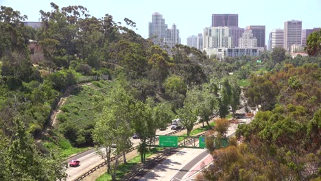 El-Tráfico-Se-Mueve-A-Lo-Largo-De-Una-Autopista-De-California-Cerca-De-San-Diego-2