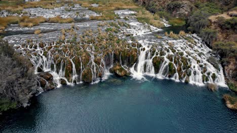 hermosas lagunas sudamericanas y cascadas de huancaya en peru