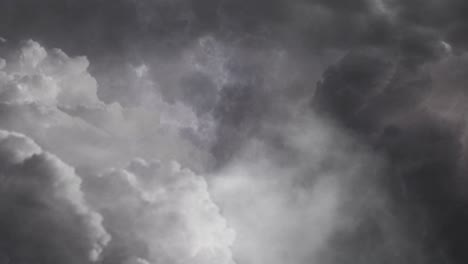 Blick-Ins-Innere-Dunkel-Eine-Cumulonimbus-Wolke-Und-Ein-Gewitter