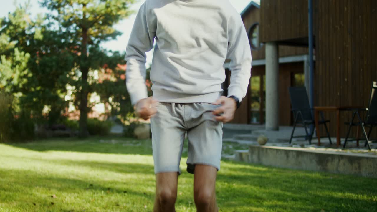 정원에서 운동 하는 남자