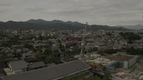 Luftdrohnenaufnahme-Von-Kyoto-Bei-Sonnenuntergang-In-Der-Nähe-Eines-Flusses,-Japan,-Asien