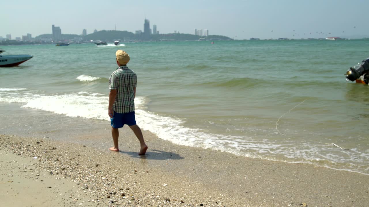 hombre camina por la playa