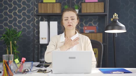 mujer de negocios con dificultad para respirar.