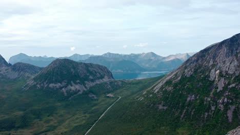 vista panorámica de las colinas de salberget cerca de flakstadvåg y leikvika en noruega