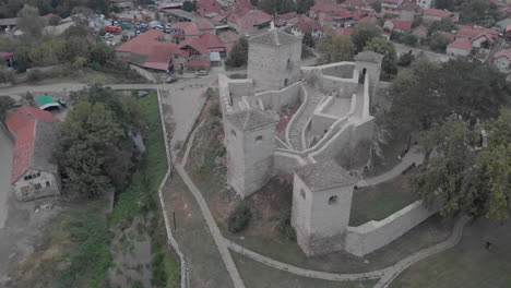 castillo hermoso y reconstruido cerca de la ciudad