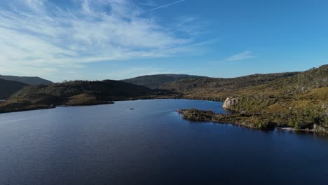 drone flight over the water of dove lake in the cradle mountain area of ​​tasmania, australia.