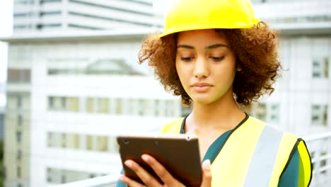 arquitecta usando una tableta digital 4k