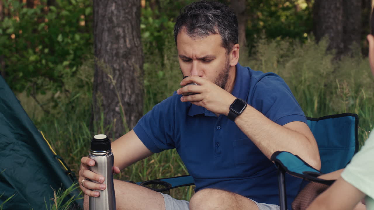 acampar en familia y sentarse en sillas