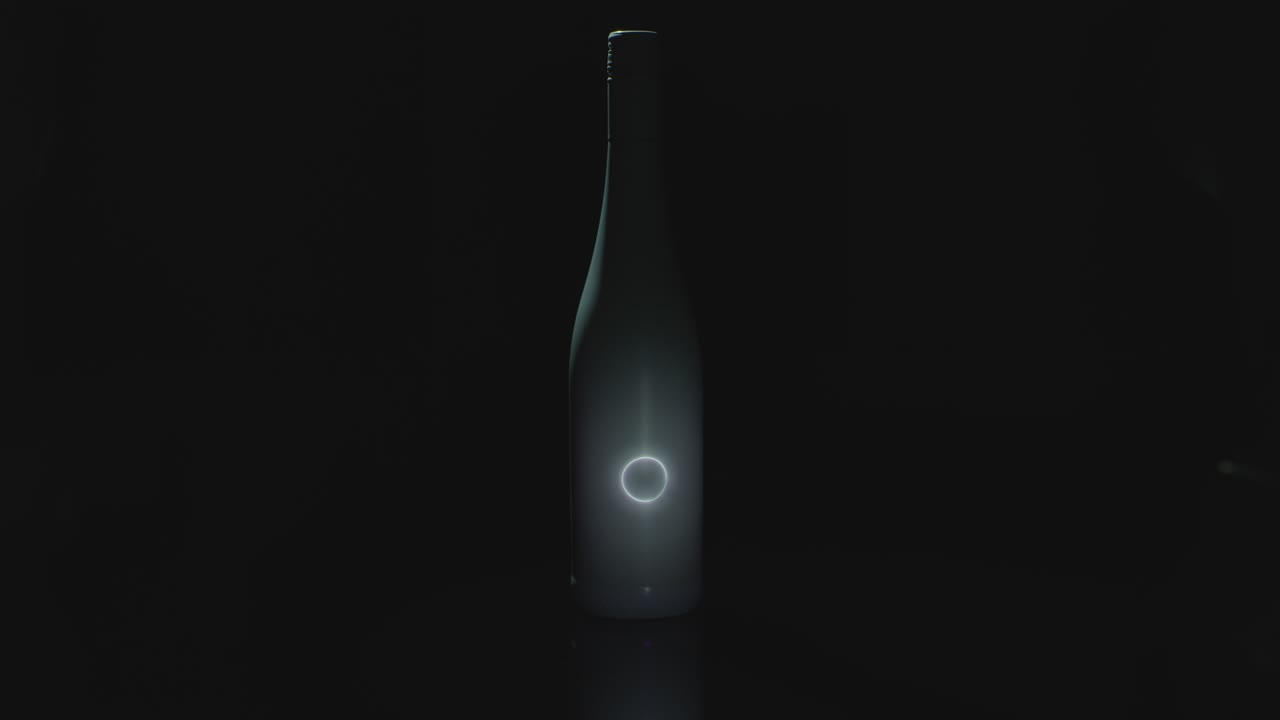 una luz que se proyecta en una botella