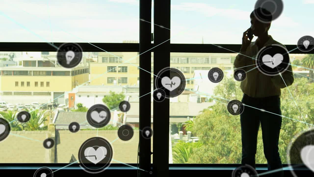 스마트 폰으로 이야기하는 백인 사업가 여성에 대한 아이콘과 연결 네트워크의 애니메이션