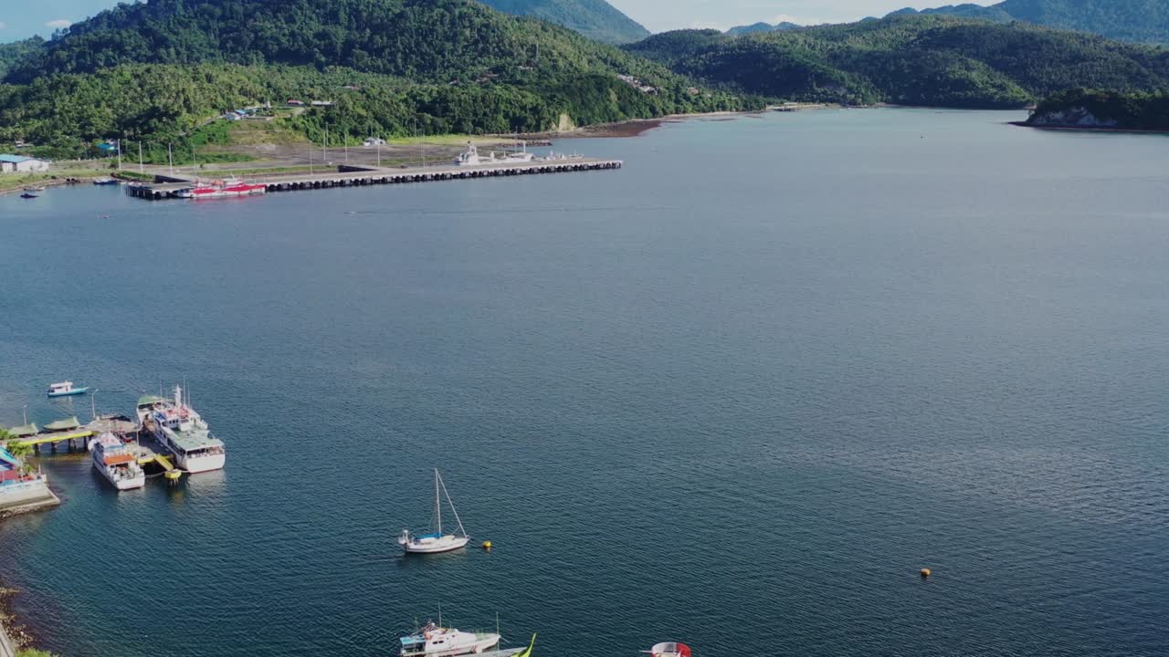- 사방 만의 항구의 공중 사진