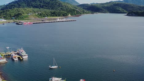 - 사방 만의 항구의 공중 사진