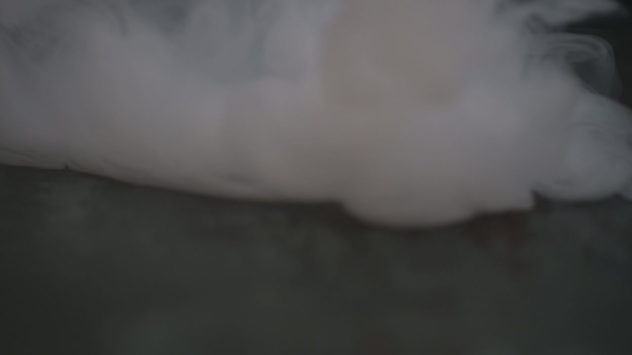 어두운 표면 에 위 에서 아래 로 떨어지는 연기