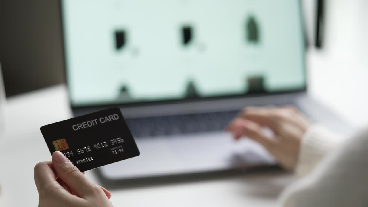 manos femeninas con tarjeta de crédito y usando portátil. compras en línea