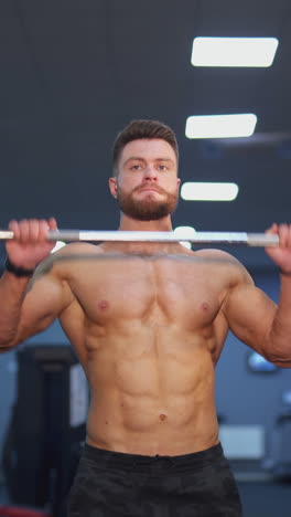 hombre levantando una barra en el gimnasio