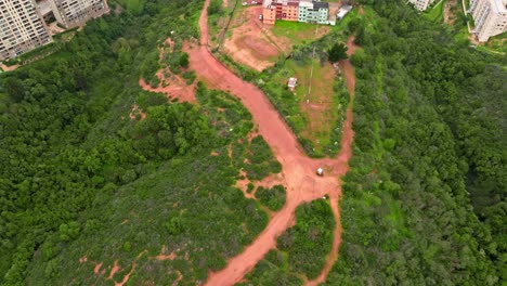 Vista-De-Arriba-Hacia-Abajo-Sobre-Un-Camino-De-Tierra-En-La-Cima-De-Una-Colina-Cerca-De-La-Zona-Residencial-De-Achupallas,-Viña-Del-Mar