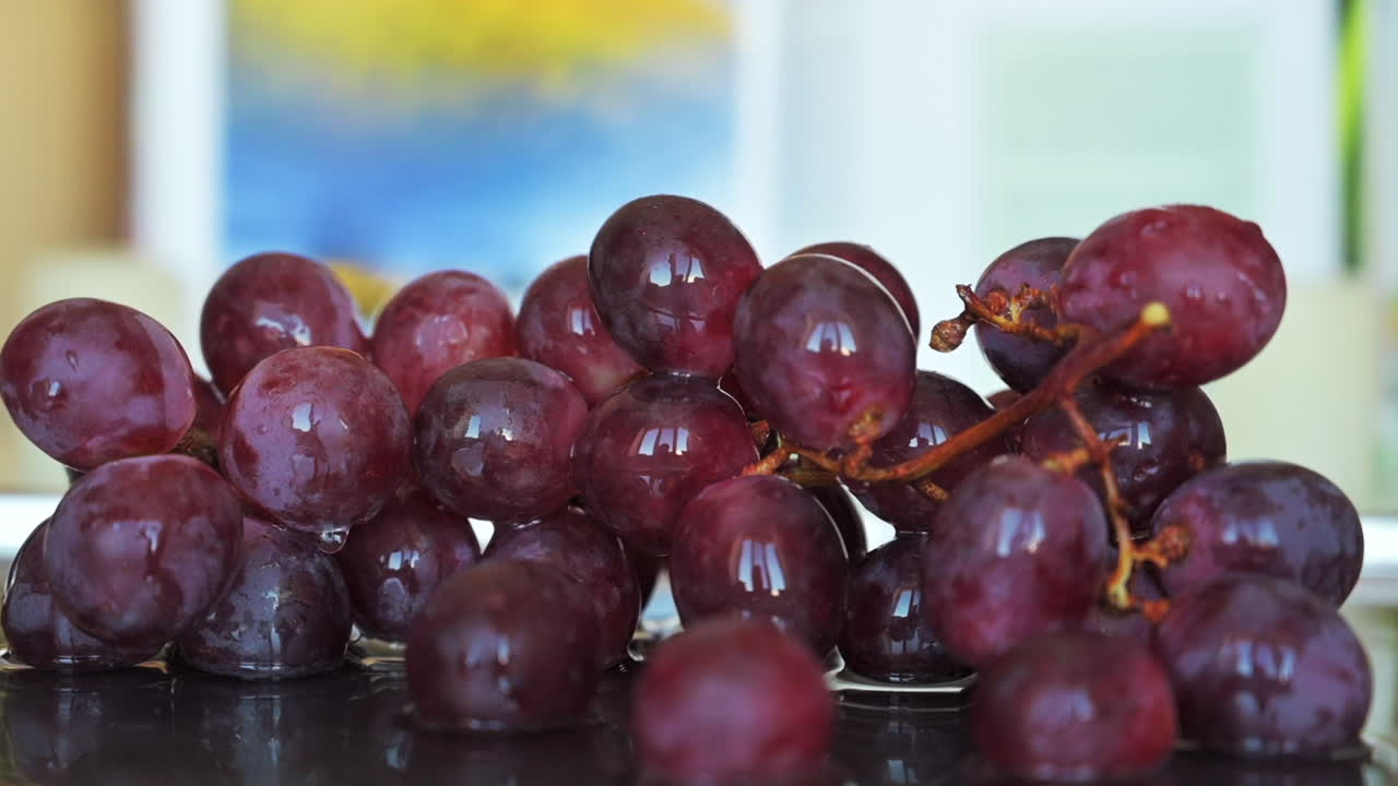 Air mengalir di atas buah anggur merah di dapur