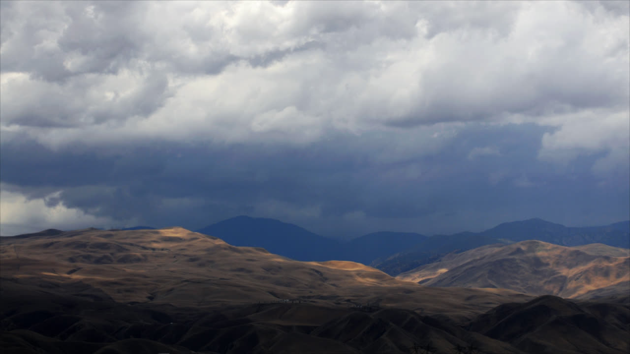 таймлапс дождевых облаков над горами 1