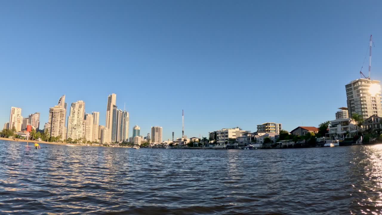 물 위 에서 볼 수 있는 도시 스카이 라인