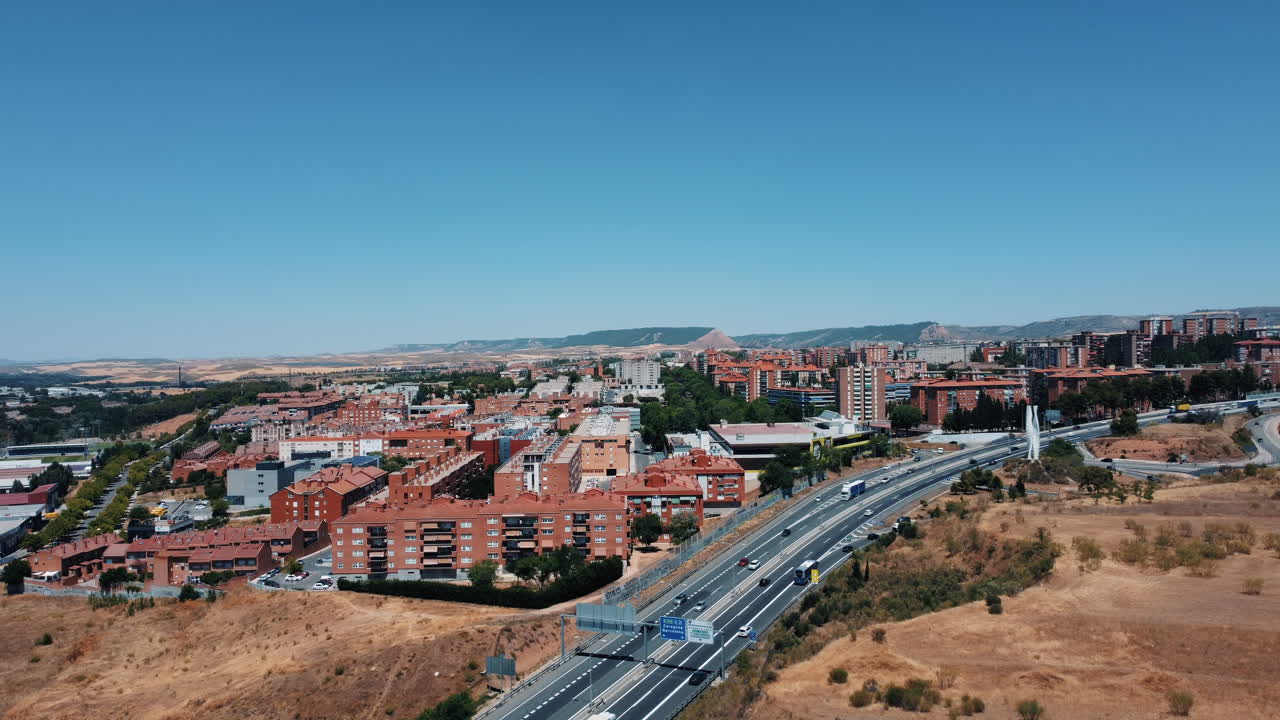 vista aérea de una ciudad española con autopista