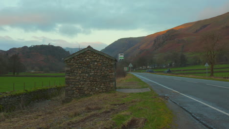 Eine-Kleine-Steinerne-Bushaltestelle-In-Der-Landschaft-Des-Lake-District-Im-Frühen-Abendlicht