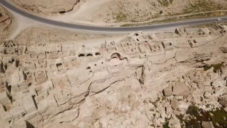 Maravillosa-Arqueología-Drone-Aéreo-Disparo-Antiguo-Edificio-Pueblo-Histórico-Vida-Antigua-Tradicional-En-El-Lado-De-La-Ruta-De-La-Seda-En-Irán-Paisaje-Cultural-Del-Asentamiento-Castillo-Fortaleza-En-Fars-Izadkhast-Escena-De-Ruinas