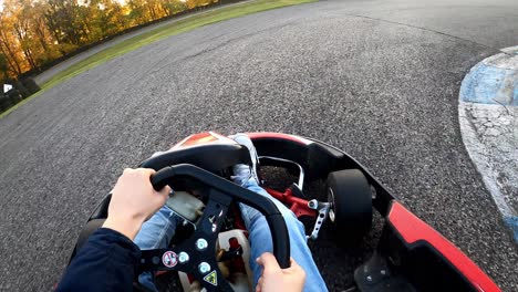 Go-Kart-Langsam-Fahren-Bei-Sonnenuntergang-Junger-Erwachsener-Sicht