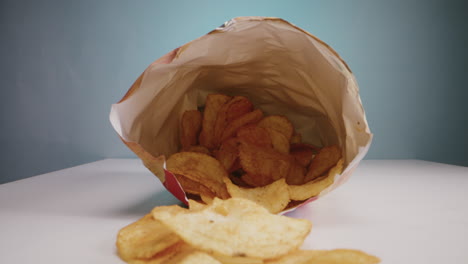 bolsa abierta de papas fritas