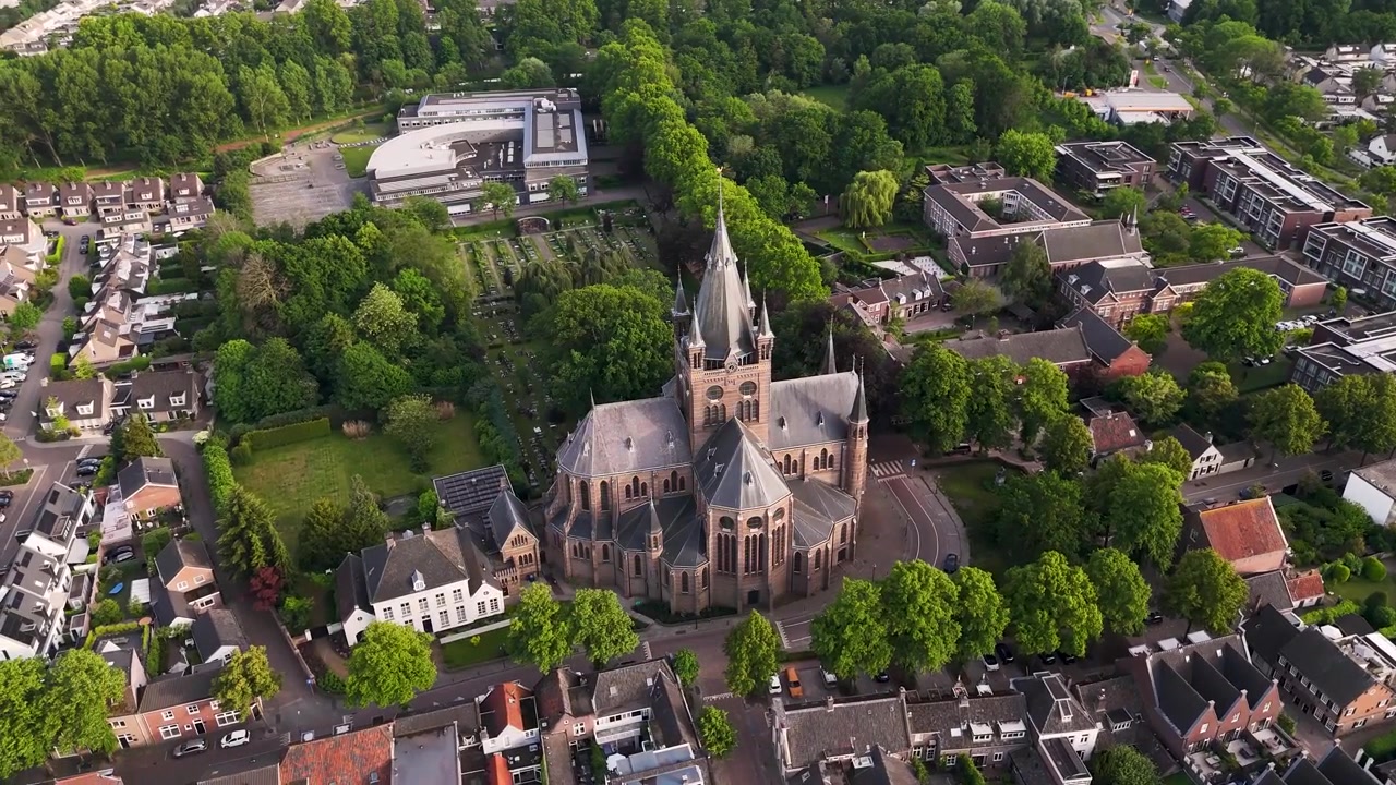 Luftfoto af en historisk kirke i en hollandsk by