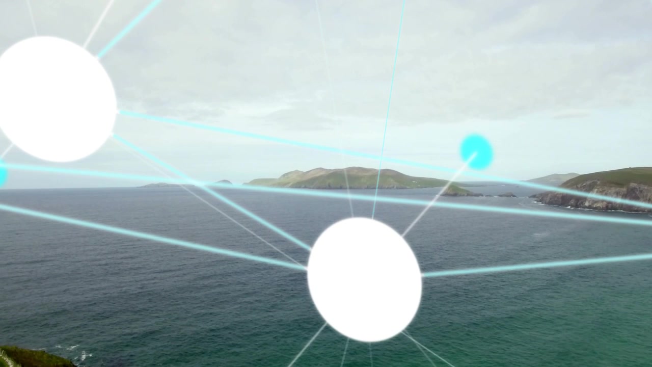 Nodo grafico circolare bianco brillante che si illumina e irradia raggi ciano su una scogliera erbosa e il mare