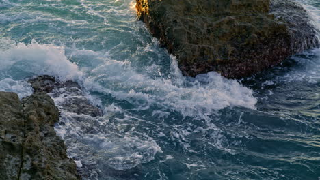 Schaumiges-Wasser,-Das-Auf-Verlassenen-Felsen-In-Der-Nähe-Rollt.-Wirbelndes-Aquamarinblau-In-Der-Morgennatur