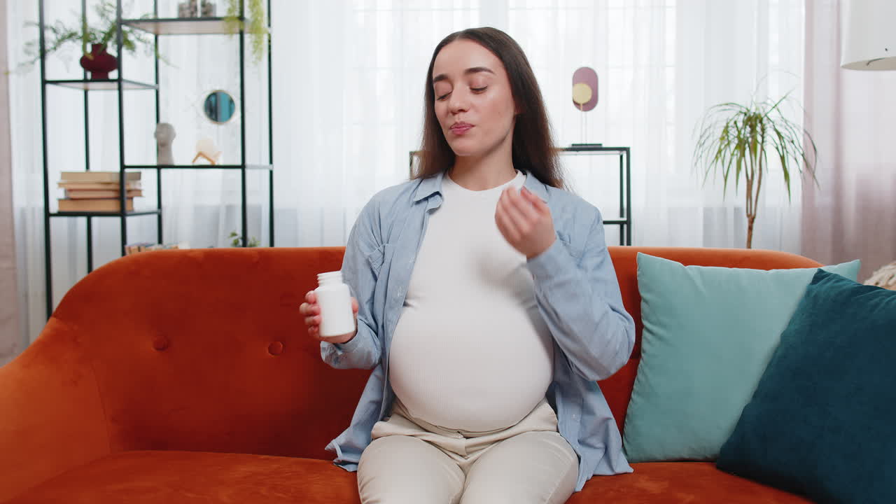 임신 중인 젊은 여성은 마약을 복용하고 태어나지 않은 아이에게 영양을 공급하기 위해 물을 마시며 건강한 임신 개념을 가지고 있습니다.